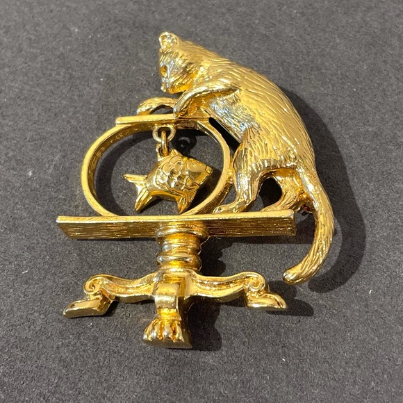 Jewelry - Gold tone cat and fish bowl brooch. Fish moves.